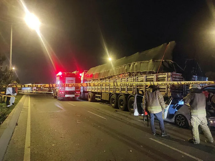 Son dakika: İstanbul Esenler'de feci kaza! Seyir halindeki otomobil park halindeki TIR'ın altına girdi: 2 yaralı-3
