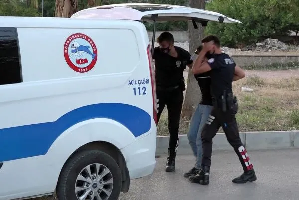 uyusturucuyla-yakalandi-polisin-ayaklarina-kapandi-1622373937630.jpg