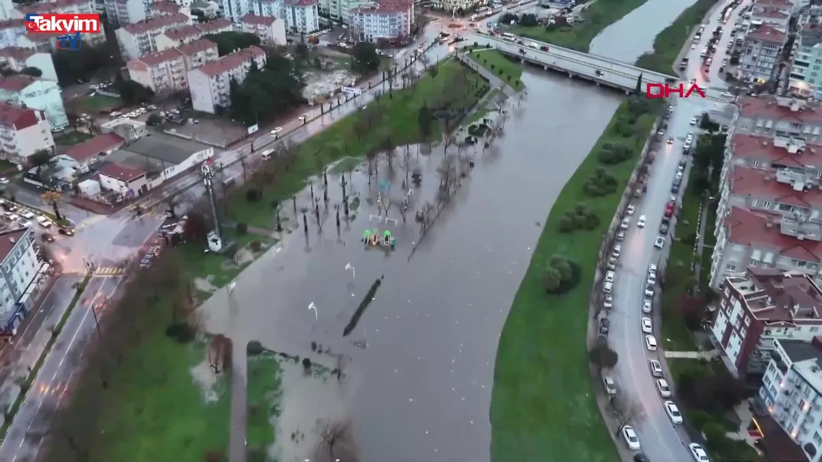 Çanakkale'de korkutan görüntü: Sarıçay taştı!