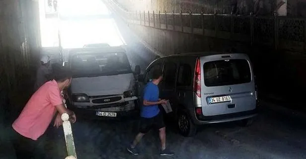 Kamyonet ile otomobil kafa kafaya çarpıştı