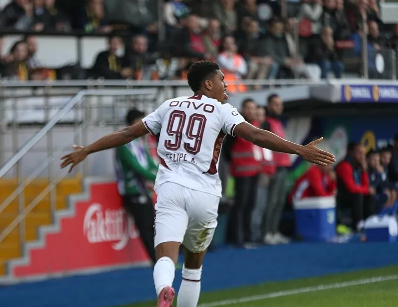 Augusto seriye bağladı