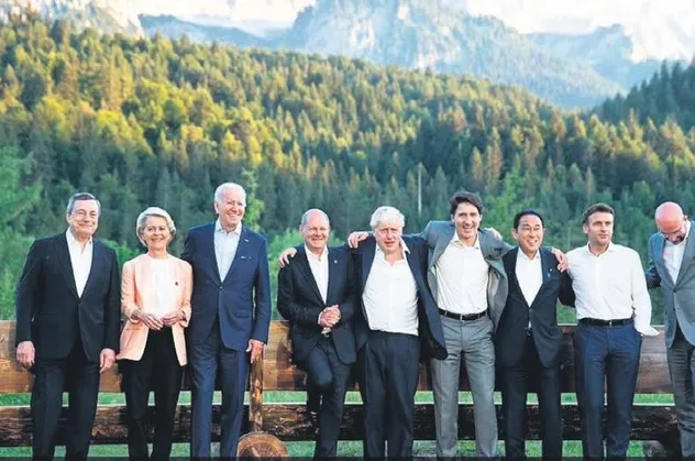 G7 Zirvesi’nde liderlerin şamata-gırgırı pozu gündem oldu