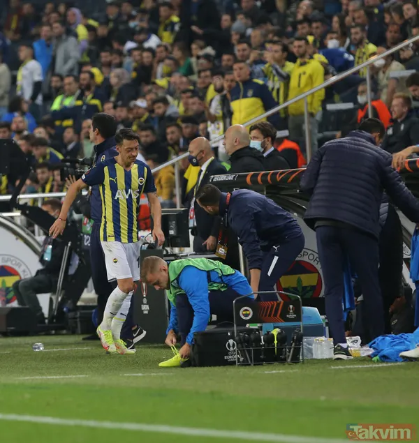 Kadıköy'de Fenerbahçe'ye tepki gecesi! Tribünlerden yuhalamalar yükseldi: Mesut Özil ve Altay Bayındır... - 12