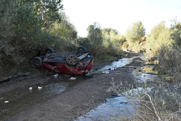 Sivas'ta korkunç kaza! Otomobil dereye uçtu: 2 ölü, 6 yaralı-3