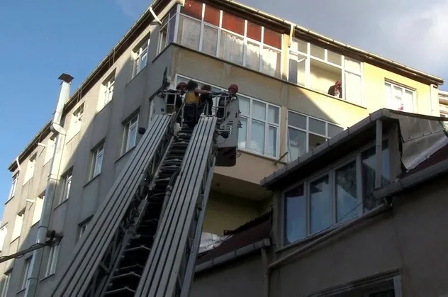 Oğluyla kavga ederken 5. kattan yan binanın çatısına düştü