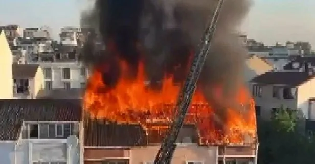 Arnavutköy’de 4 katlı binanın çatısı alev alev yandı