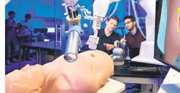 Johns Hopkins Üniversitesi’nde robot sesli komutlarla cerrahi operasyonları başarıyla gerçekleştirdi