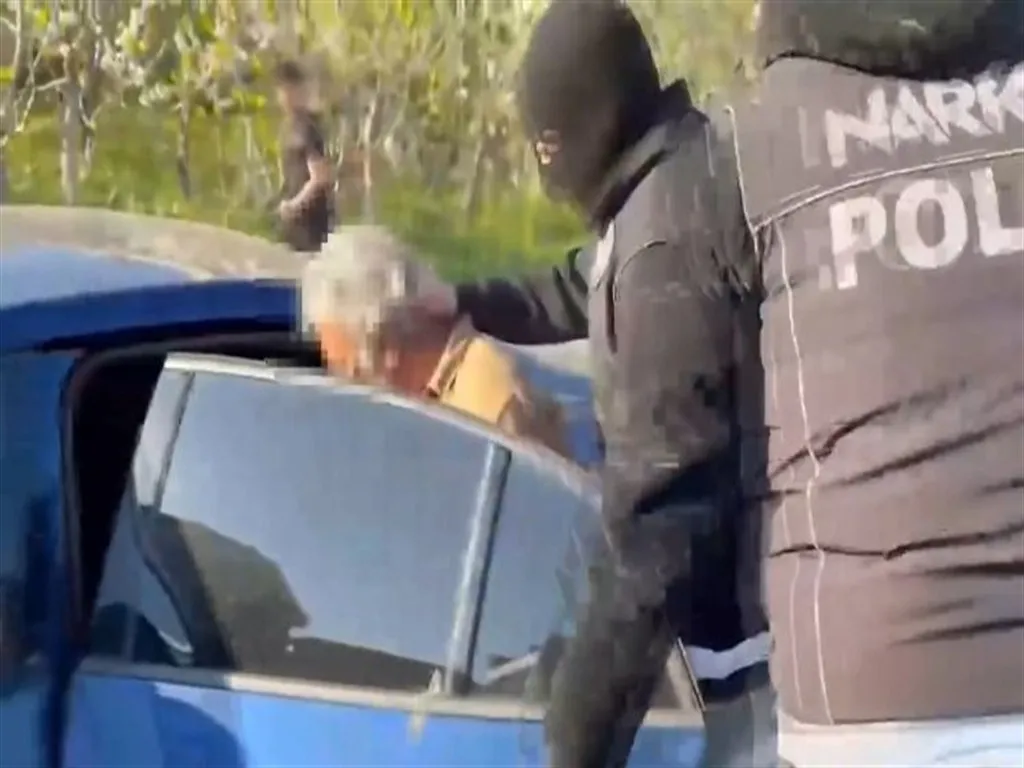 interpol-kirmizi-bultenle-ariyordu-hindistanli-uyusturucu-kacakcisi-salim-dola-istanbulda-paketlendi-1777063381788.jpeg Interpol kırmızı bültenle arıyordu: Hindistanlı uyuşturucu kaçakçısı Salim Dola İstanbul’da paketlendi-3