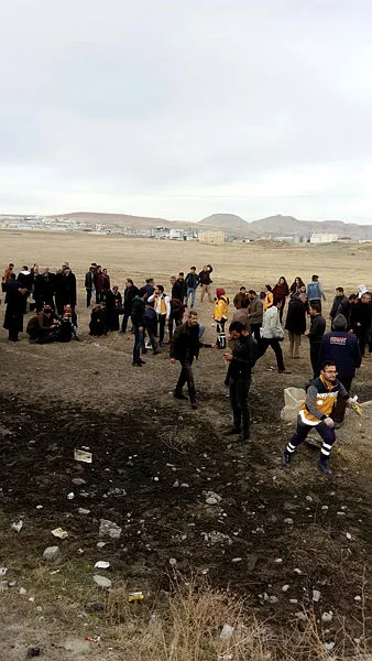 Van'da belediye otobüsü kamyona çarptı:19 yaralı-1