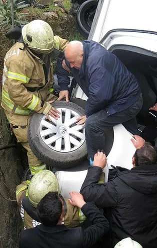 Üsküdar'da otomobil boşluğa düştü: 3 yaralı