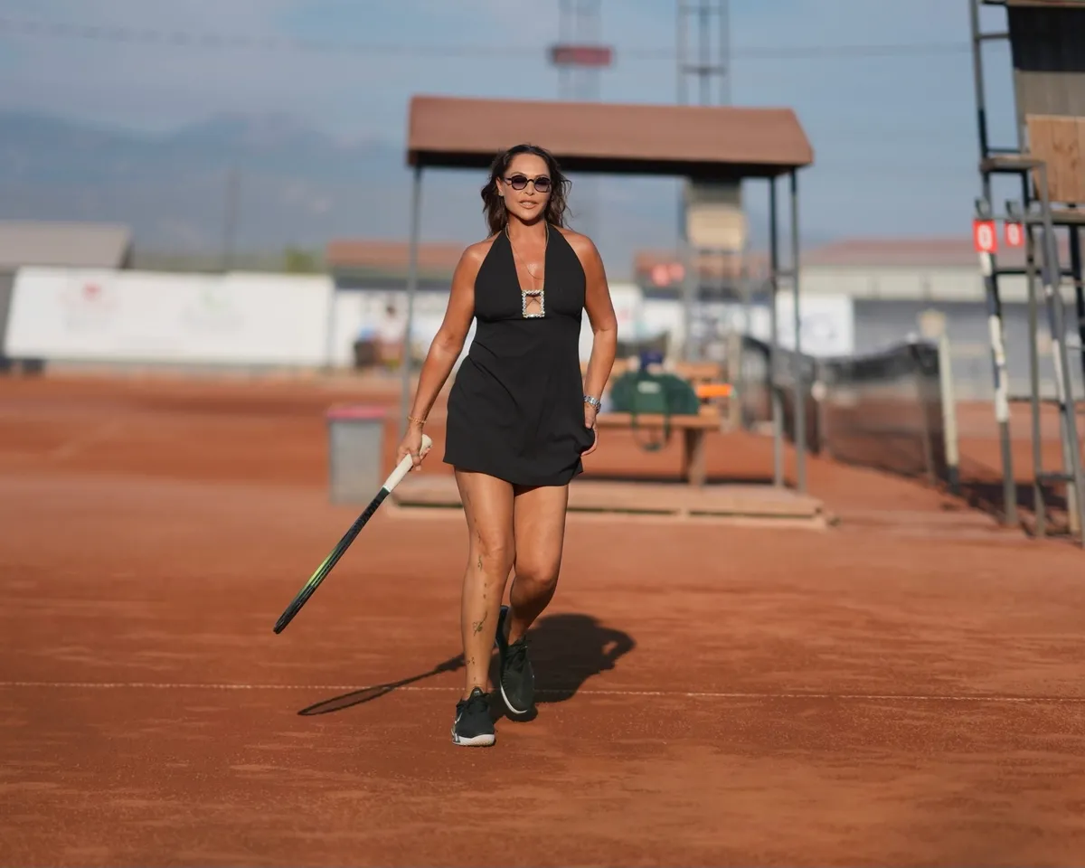 hulya-avsar-tenis-kortuna-mor-payetle-cikti-sosyal-medya-yorumlara-boguldu-1791105281805.jpg Hülya Avşar mor payetli elbisesiyle sosyal medyayı salladı: "Tenis bitince konsere mi gidecek?"-5