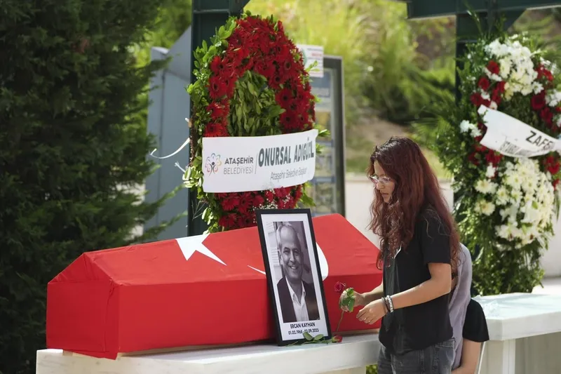 İstanbul'da bıçaklı saldırıda ölen Cumhuriyet Savcısı Kayhan son yolculuğuna uğurlandı. (AA)