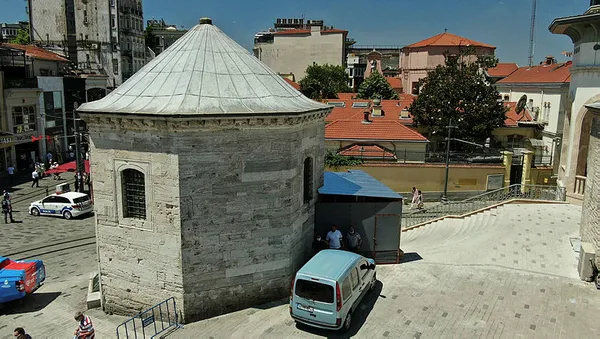 1625047417318.jpg İBB 300 yıllık esere derme çatma yapı ekledi! İstanbul'un göbeğinde tarih katliamı-5