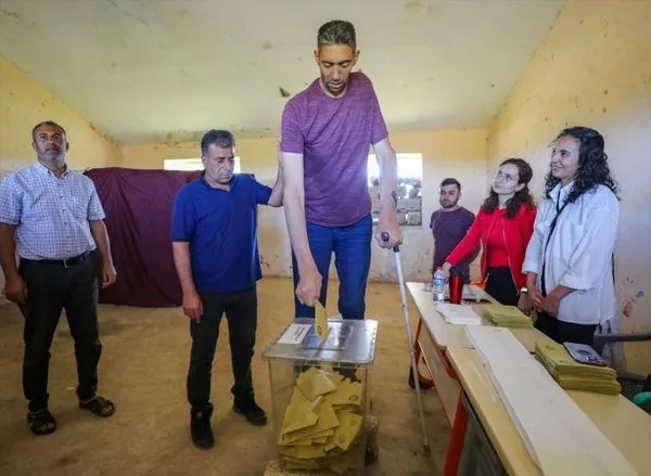 turkiye-sandik-basinda-dunyanin-en-uzun-boylu-kadini-ve-adami-oyunu-kullandi-1684076506553.jpeg Türkiye sandık başında: Dünyanın en uzun boylu kadını ve adamı oyunu kullandı!-3