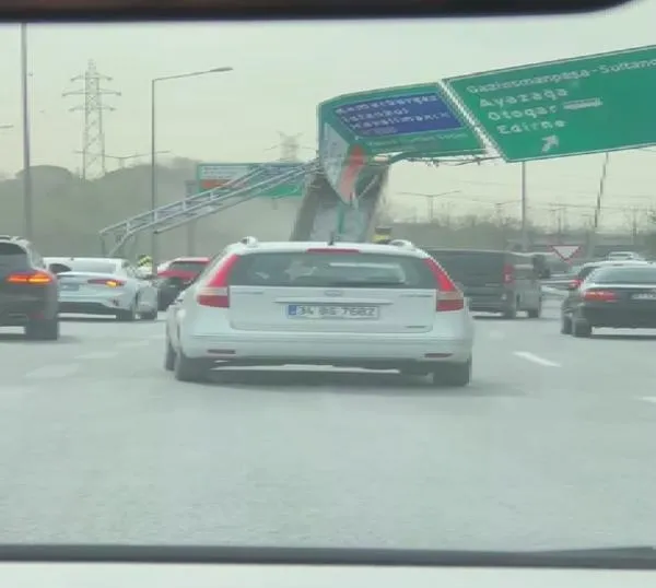 Son dakika: Seyrantepe'de damperi açık hafriyat kamyonu yön tabelasına çarptı trafik kilitlendi-4