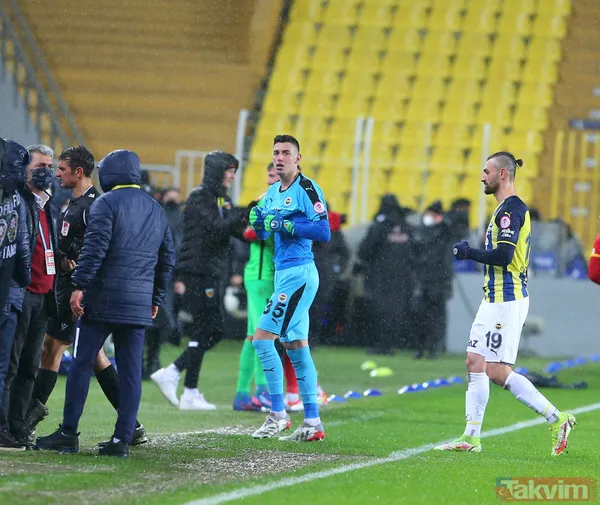 Fenerbahçe, Berke Özer ile kaleyi kapatamıyor! Performansı tartışmaya yol açtı... - 16