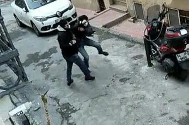SON DAKİKA: Beyoğlu'nda dehşet anları: Boğazından bıçaklayıp kaçtı