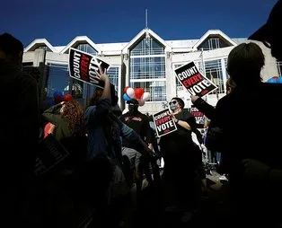 ABD'de ortalık karıştı! Philadelphia'da Trump ve Biden destekçileri karşı karşıya geldi
