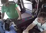 Otobüste yumruklu kavga kamerada