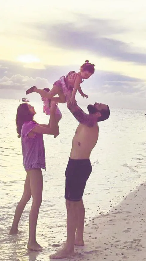 Berkay'ın keyfine diyecek yok... Maldivler'den mutlu aile pozu