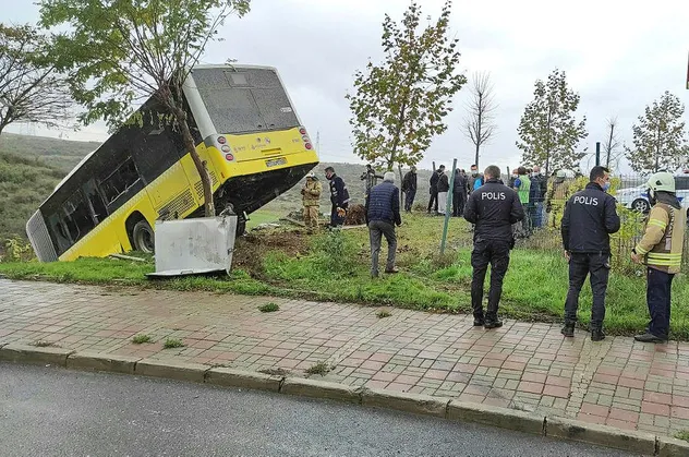 Son dakika: İstanbul'da Başakşehir'de İETT otobüsü yoldan çıktı