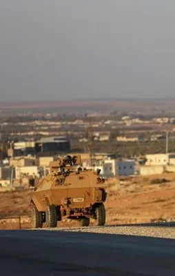 Türk askeri sınırın diğer tarafında...