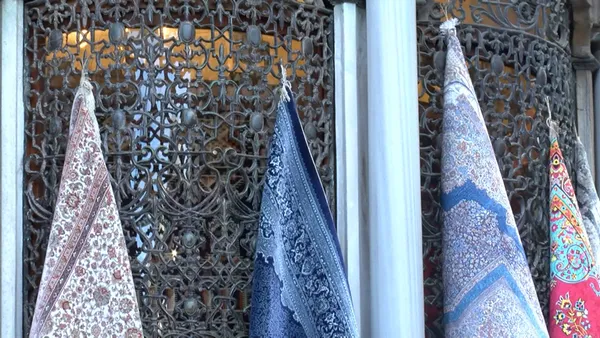 istanbulda-tarihi-esere-buyuk-saygisizlik-fatihte-nuruosmaniye-kulliyesi-sebili-kilim-sergisine-dondu-1643621467366.jpg İstanbul'da tarihi esere büyük saygısızlık! Fatih'te Nuruosmaniye Külliyesi sebili kilim sergisine döndü-4