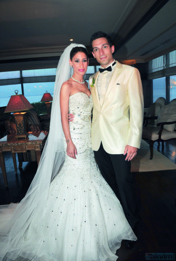 Burcu Esmersoy ve sevgilisi Allan Hakko ayrıldı! Burcu'nun yüzü bir türlü gülmüyor - 5