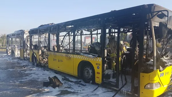 Bayrampaşa'da otobüs yanıyor! Olay yerine çok sayıda itfaiye ekibi sevk edildi-2