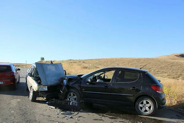 elazigda-iki-otomobil-kafa-kafaya-girdiler-8-yarali-1658422441808.jpg Elazığ'da iki otomobil kafa kafaya girdiler: 8 yaralı-3