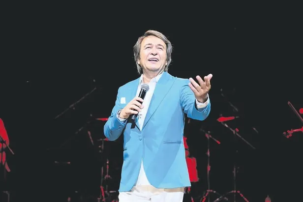 Ünlü şarkıcı Emrah 15 yıl sonra sahnede sevenleriyle bir araya geldi!-12