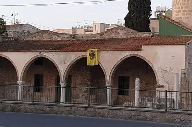 Güney Kıbrıs'ta camiye alçak saldırı! Bu kez Bizans bayrağı astılar