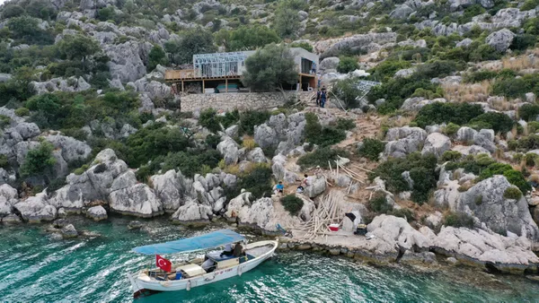 doga-harikasi-koyda-kacak-villa-sure-tamamlandi-yikim-icin-calismalar-basladi-1617705354170.jpg Doğa harikası koyda kaçak villa! Süre tamamlandı! Yıkım için çalışmalar başladı-4