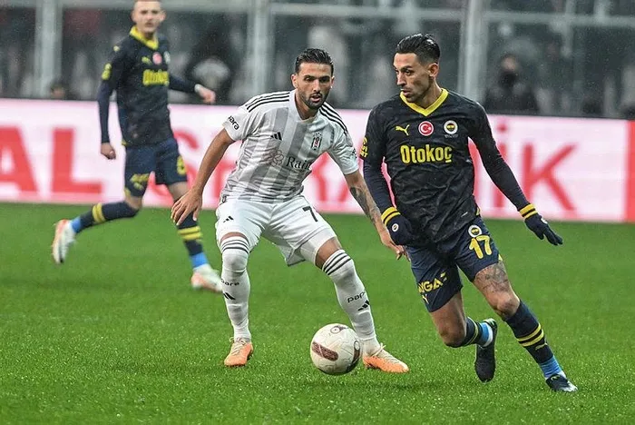 fenerbahce-besiktasi-yendi-hakem-kararlari-maca-damga-vurdu-1702144391156.jpeg Fenerbahçe Beşiktaş'ı yendi! Hakem kararları maça damga vurdu-8
