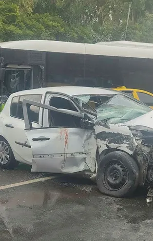 Kocaeli'de belediye otobüsü ile otomobil çarpıştı, bir kişi öldü, 2 kişi yaralandı