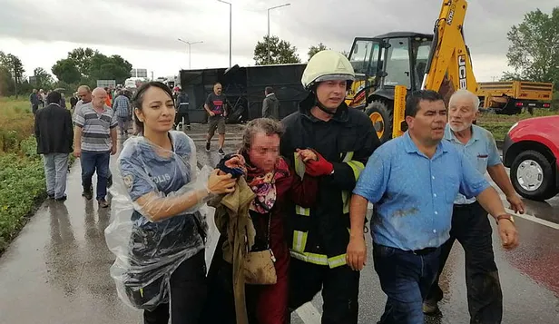 SON DAKİKA! Çanakkale'de yolcu otobüsü devrildi: Çok sayıda yaralı var-1