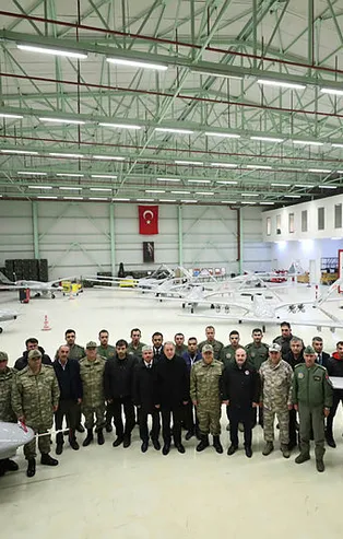 Sıcak bölgede anlamlı kare! Bakan Varank uzman mühendisleri "sıcak bölge"ye taşıdı