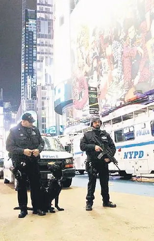 ABD'de e-ticaret üzerinden kara para aklayan 41 kişilik çete gözaltına alındı! İçlerinde Akasya Yaşaroğlu da bulunuyor