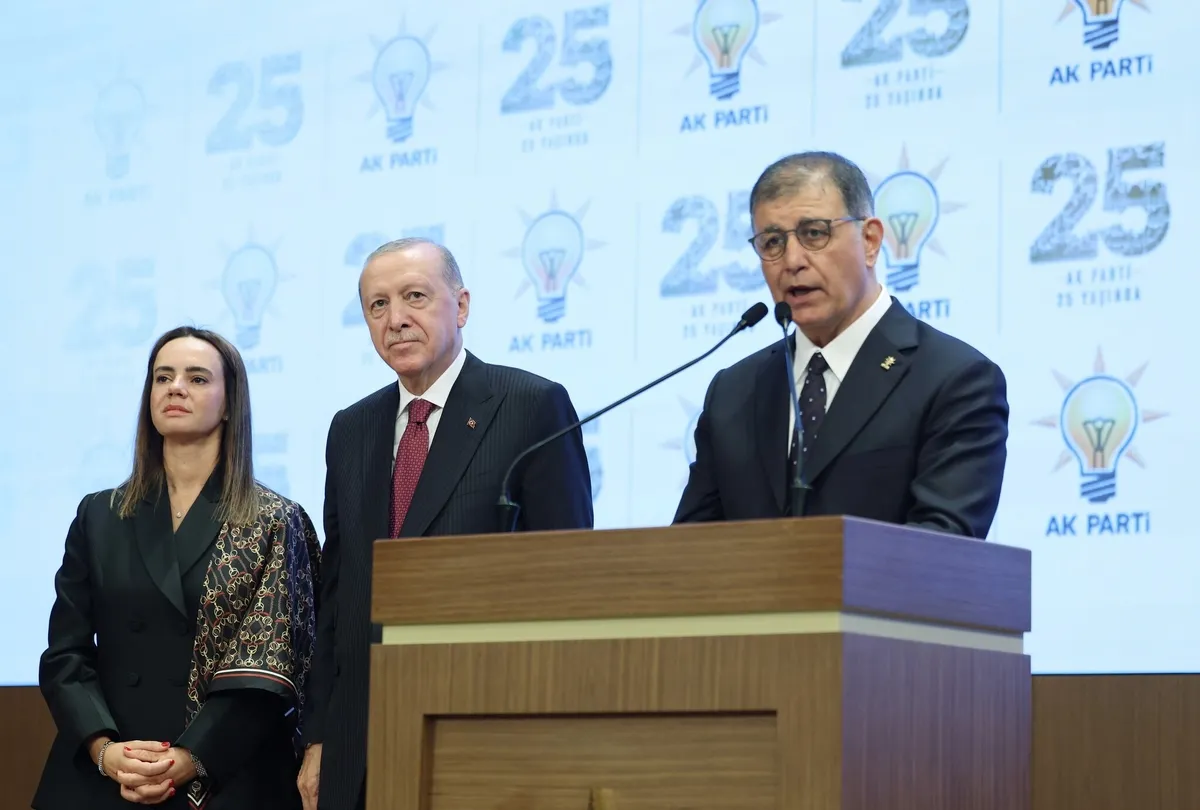 AK Parti'ye katılan İzmir Büyükşehir Belediye Başkanı Cemil Tugay'a parti genel merkezinde açıklamalarda bulundu. (Foto: AA)