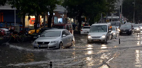 Kayseri'de akşam saatlerinde başlayan yağmur hayatı olumsuz yönde etkiledi-3