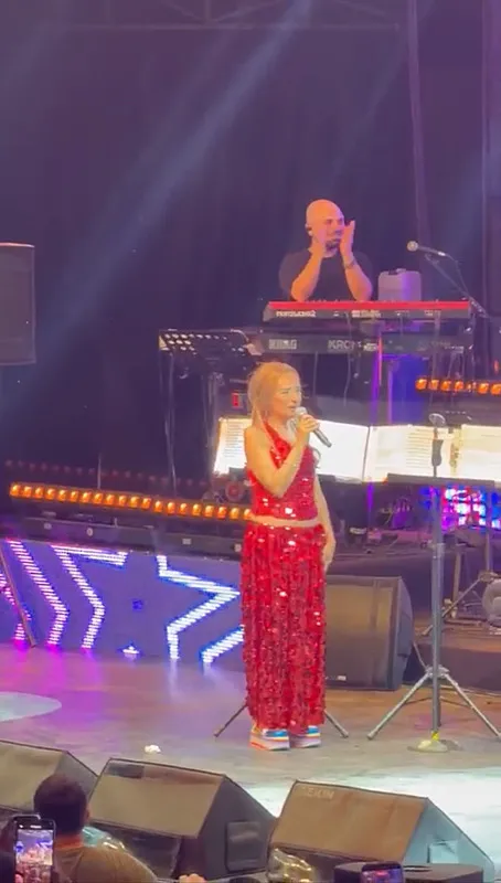 yildiz-tilbe-bursa-konserinde-60-yasini-kutladi-1784365004108.jpeg 60 yaşına basan Yıldız Tilbe'den sahnede beklenmedik çıkış: "Doğum günü kutlamak çok saçma geliyor”-4
