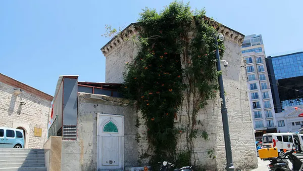 1625047420325.jpg İBB 300 yıllık esere derme çatma yapı ekledi! İstanbul'un göbeğinde tarih katliamı-4