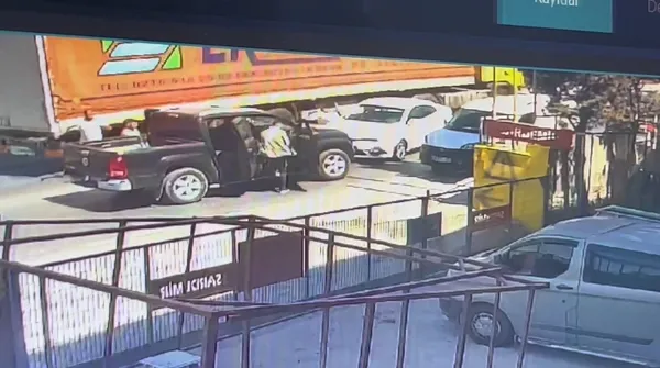 basaksehirdeki-vale-cinayeti-dur-ihtarina-uymayan-suphelilerle-polis-arasinda-catisma-1692772325670.jpg Başakşehir'deki vale cinayeti: 'Dur' ihtarına uymayan şüphelilerle polis arasında çatışma!-3