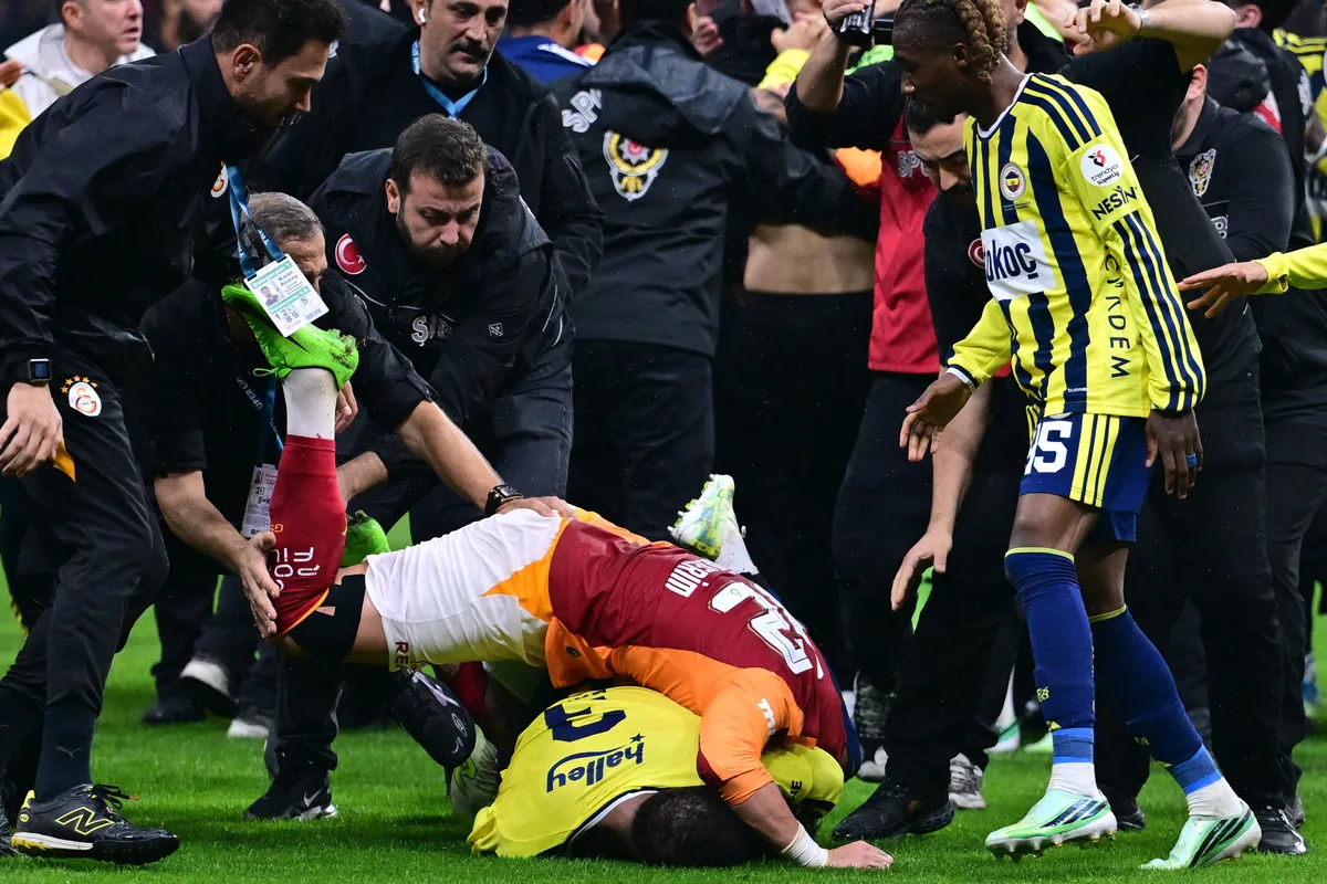 galatasaray-fenerbahce-derbisi-dunya-basininda-osimhen-ve-saha-olaylari-mansetlerde-1793085718277.jpg Avrupa derbiyi konuşuyor: "Öfke patlaması" İşte atılan manşetler-7