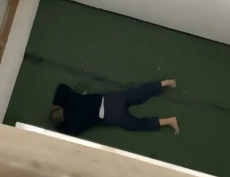 Tuvalet kapısı ile pencereyi karıştırınca yere çakıldı!