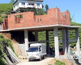 Köy yolunun ’üzerine’ ev yapıyor