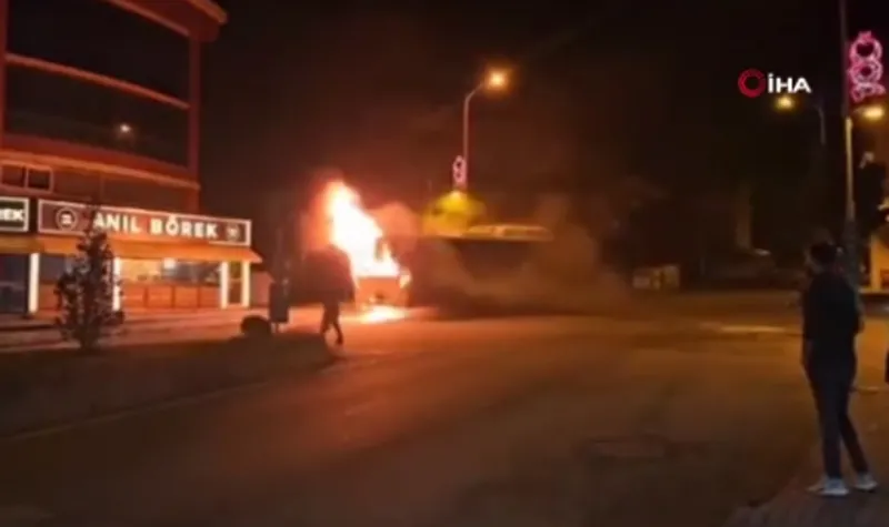 Büyükçekmece'de İETT yangını (İHA)