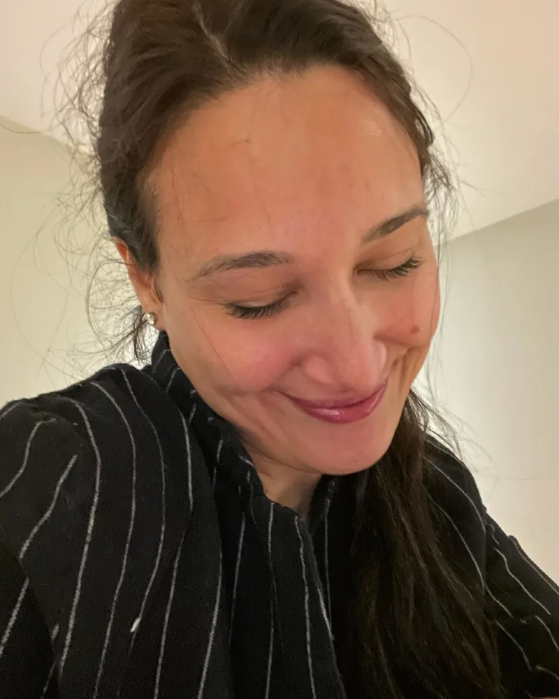 gupse-ozay-neden-cantasinda-cekic-tasiyor-ilginc-yolculuk-tedbirinin-perde-arkasi-1771334055326.jpg Gupse Özay neden çantasında çekiç taşıyor? İlginç yolculuk tedbirinin perde arkası-4