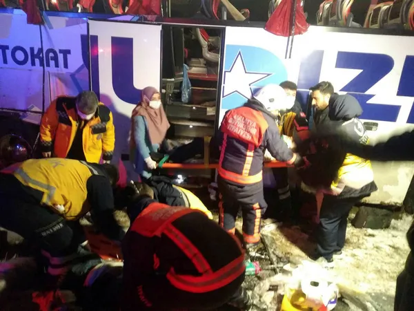 sivasta-yolcu-otobusu-devrildi-4u-agir-20-yarali-1646892133000.jpg Sivas'ta yolcu otobüsü devrildi: 4'ü ağır 20 yaralı-3