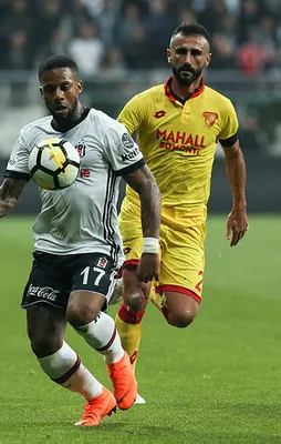 Ünlü futbolcunun eşinden şok tepki